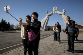Des touristes chinois se prennent en photo devant un monument à Pyongyang, le 14 avril 2019 en Corée du Nord