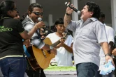 Diego Maradona chante avec des musiciens locaux au cours d'une visite dans l'état du Kerala en Inde, le 24 octobre 2012