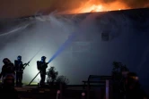 Des pompiers luttent contre le feu allumé dans un bâtiment du quartier Dervallières de Nantes, le 4 juillet 2018