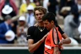 Alexander Zverev (g) et Novak Djokovic à la fin de leur quart de finale à Roland-Garros, le 6 juin 2019 