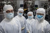 Des chercheurs qui travaillent sur un vaccin expérimental contre le nouveau coronavirus posent dans un laboratoire de Sinovac Biothech, à Pékin le 29 avril 2020