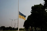 Un drapeau ukrainien géant en berne à Kramatorsk le 5 mai 2022