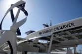 Le  catamaran "Energy Observer" présenté à  Saint-Malo, 7 avril 2017, embarque 130 m2 de panneaux photovoltaïques, 2 éoliennes à axe vertical, une aile de traction intelligente qui alimenteront deux moteurs électriques convertibles en hydrogénérateurs