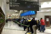 Des passagers dans une file d'attente aux contrôles de sécurité, dans l'aéroport d'Atlanta le 17 mai 2016