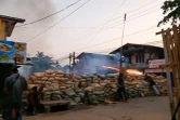 Cette capture d'écran d'une vidéo de Hantarwadi Media prise le 9 avril 2021 montre un protestataire derrière une barricade de fortune lors d'affrontements avec les forces de sécurité à Bago en Birmanie