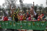 Des villageois dans la remorque d'un tracteur partent soutenir les agriculteurs qui manifestent depuis près de trois mois aux portes de New Delhi, le 9 février 2021 à Makrauli, dans le nord de l'Inde