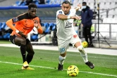 Le milieu de Marseille Dimitri Payet (d) déborde l'attaquant de Reims Boulaye Dia, le 19 décembre 2020 au Stade Vélodrome  