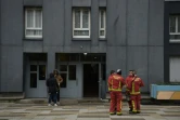 Des pompiers au pied de l'immeuble où un appartement a brûlé faisant 4 morts, le 28 décembre 2018 à Bobigny
