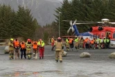 Des passagers du navire de croisière Viking Sky, victime d'une panne moteur au large de la Norvège, débarquent sur la terre ferme le 23 mars 2019 après avoir été hélitreuillés