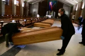 Des employés des pompes-funèbres apportent des cercueils dans l'église de San Giuseppe à Seriate, près de Bergame, le 26 mars 2020