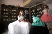 Une jeune Palestinienne regarde des robes de mariées dans une boutique à Gaza, le 5 avril 2016