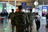Militaires français en patrouille le 23 mars 2016 à l'aéroport Charles de Gaulle à Roissy