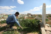 Abdelhamid Youssef se rend sur les tombes des membres de sa famille tués dans l'attaque au gaz sarin dans la ville syrienne de Khan Cheikhoun le 4 avril 2017