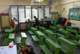 Des bénévoles aménagent une salle de classe en bureau de vote à la veille d'un scrutin présidentiel aux Philippines, le 8 mai 2022 à Manille