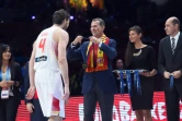 Le pivot espagnol Pau Gasol reçoit la médaille d'or des mains du Roi Felipe VI après l'Euro remporté par son équipe à Villeneuve-d'Ascq, le 20 septembre