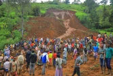 Photo publiée le 22 juillet 2024 par le département de la communication de la zone administrative de Gofa, dans le sud-ouest de l'Ethiopie, montrant des personnes sur les lieux d'un glissement de terrain