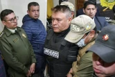 Le chef de l'armée bolivienne, le général Juan José Zuniga (c), escorté par des policiers après son arrestation pour avoir tenté de renverser le président Luis Arcce, le 26 juin 2024 à La Paz