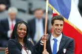 Laura Flessel et Tony Estanguet avec le drapeau tricolore le 10 juillet 2012 à Paris
