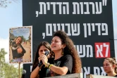 Yarden Gonen, sœur de l'otage israélienne Romi Gonen (photo), s'exprime au micro lors d'une manifestation des familles des otages emmenés dans la bande de Gaza durant l'attaque sur le sol israélien du 7 octobre menée par le Hamas, près du kibboutz Nirim dans le sud d'Israël, le 29 août 2024