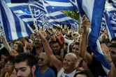 Des sympathisants du parti de droite Nouvelle Démocratie lors de la campagne électorale des législatives à Athènes le 4 juillet 2019