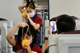 Des enfants, jouant le rôle de personnel de cabine, expliquent les mesures de sécurité durant une formation au siège de China Airlines à Taoyuan (Taïwan), le 8 août 2020