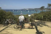 Photo d'un touriste en vélo sur l'île de Porquerolles