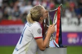 La joueuse de Lyon Ada Hegerberg avec le trophée lors de la victoire en Ligue des champions face à Barcelone le 18 mai 2019