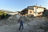 Un homme au milieu des décombres le 27 août 2016 à San Lorenzo près d'Amatrice en Italie