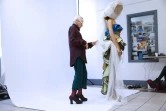 La couturière Vivienne Westwood prépare un mannequin avant son défilé à Paris le 3 octobre 2015