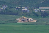 Photo d'un village nord-coréen prise depuis la Corée du Sud à Paju, ville frontalière entre les deux Corées près de la zone démilitarisée (DMZ), le 11 août 2017