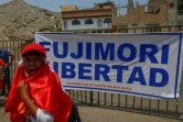 Des sympathisants de l'ancien président péruvien Alberto Fujimori devant l'entrée de la prison de Barbadillo à Ate, dans la banlieue de Lima le 31 mars 2022
