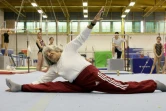 L'ancienne gymnaste hongroise et championne olympique, Agnes Keleti, 95 ans, fait le grand écart devant des jeunes gymnastes, le 16 janvier 2016 à Budapest