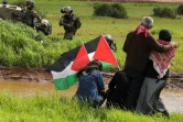 Des soldats israéliens visent des manifestants palestiniens protestant contre l'annexion de la vallée du Jourdain, à Tammoun, en Cisjordanie occupée, le 29 février 2020