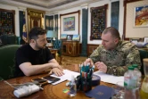 Photo publiée par le service de presse de la présidence ukrainienne, le 1er juin 2025, du président ukrainien Volodymyr Zelensky (g) rencontrant le chef des services de sécurité ukrainiens Vassyl Mayuk à Kiev