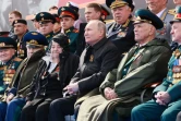 Le président russe Vladimir Poutine assiste au défilé militaire pour le 77e anniversaire de la victoire sur l'Allemagne nazie en 1945, le 9 mai 2022 à Moscou