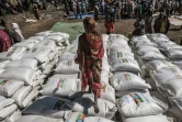 Une femme marche sur des sacs de céréales distribués par le gouvernement éthiopien à Alamata, au Tigré, le 11 décembre 2020.