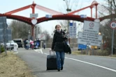 Une femme passe la frontière entre l'Ukraine et la Hongrie, le 2 mars 2022