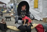 Une Ukrainienne et son chien, après le passage de la frontière avec la Pologne, à Medyka, le 16 mars 2022 