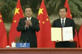 Image vidéo du Premier ministre chinois Li Keqiang (g) et du ministre chinois du Commerce Zhong Shan (d) montrant l'accord signé entre les 15 pays de l'Asean, réunis en visioconférence le 15 novembre 2020 à Hanoï