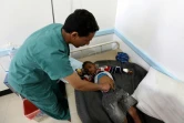 Un médecin yéménite examine un enfant soupçonné d'être infecté par le choléra à Sanaa, le 9 juin 2017