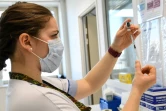 Une soignante prépare une dose de vaccin contre le Covid dans un hôpital militaire à Saint-Mandé, près de Paris, le 7 mars 2021