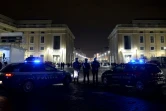 Des policiers et carabiniers sur la place Saint-Pierre à Rome le 7 décembre 2015, à la veille du Jubilé de la miséricorde