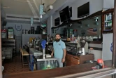 Ahmad el-Malla garde son bar ouvert malgré les coupures d'électricité, dans le quartier de Gemmayzé, à Beyrouth, le 20 août 2021