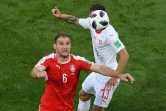 Le Serbe Branislav Ivanovic devance le Suisse Ricardo Rodriguez pour l'entrée de la Serbie dans le Mondial russe, le 22 juin 2018 à Kaliningrad
