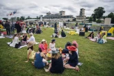 Des spectateurs du Prix de Diane pique-niquent sur la pelouse de l'hippodrome de Chantilly, le 17 juin 2018