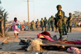 Un soldat mexicain observe les restes de l'hélicoptère militaire qui est tombé sur une camionnette à Jamiltepec, État d'Oaxaca, le 17 février 2018