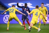L'attaquant français Ousmane Dembélé (c) lors du match de qualification pour le Mondial 2022 contre l'Ukraine, au Stade de France, le 24 mars 2021