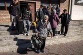 habitants attendent un bus pour quitter la ville de Kramatorsk, au lendemain d'une frappe meurtrière de missile russe, le 9 avril 2022 dans la région du Donbass, dans l'est de l'Ukraine