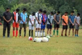 De jeunes joueurs de foot indiens se recueillent en mémoire de Diego Maradona, à Secunderabad (Inde), le 26 novembre 2020