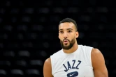Rudy Gobert sous le maillot du Utah Jazz avant le coup d'envoi du match 6 du 1er tour des play-offs NBA contre les Dallas Mavericks le 28 avril 2022 à Salt Lake City